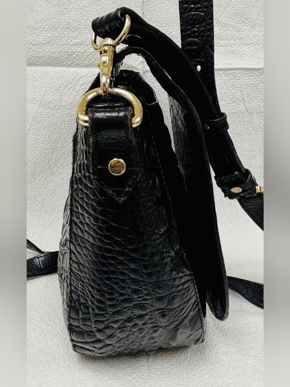 Vintage Brahmin Black Croc-Embossed Leather Crossbody with Gold-Tone Hardware - Picture 6 of 16